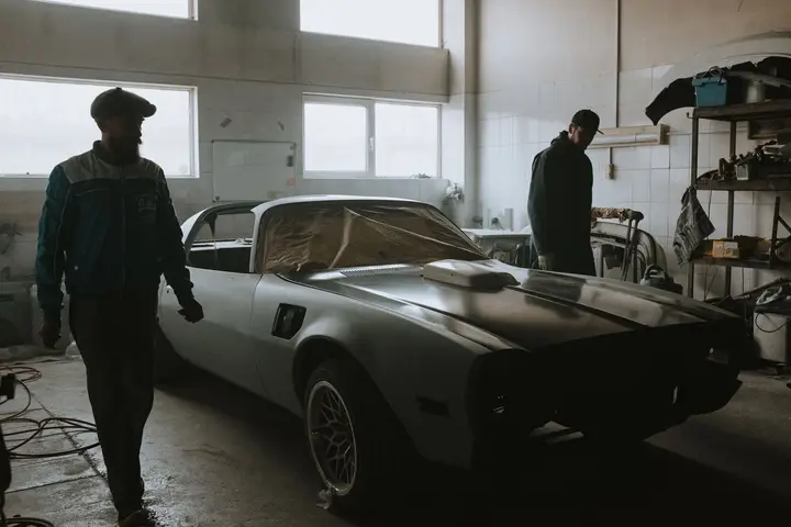 Voiture américaine examinée dans un atelier